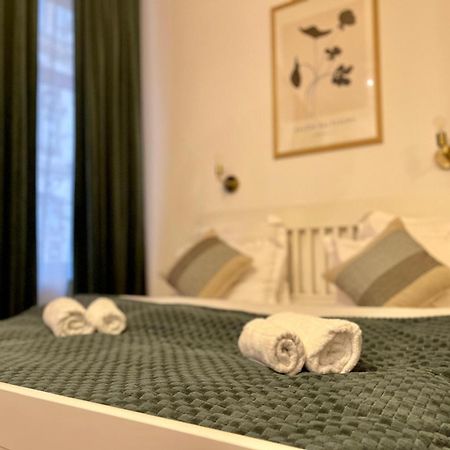 Old Town Jacuzzi Studio Bucarest Extérieur photo