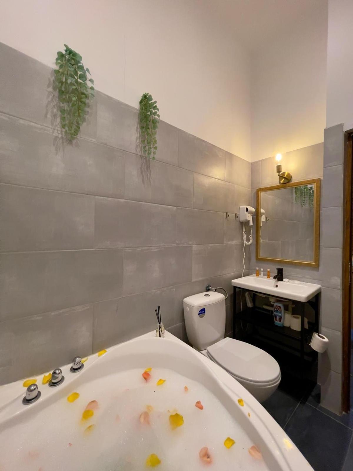 Old Town Jacuzzi Studio Bucarest Extérieur photo